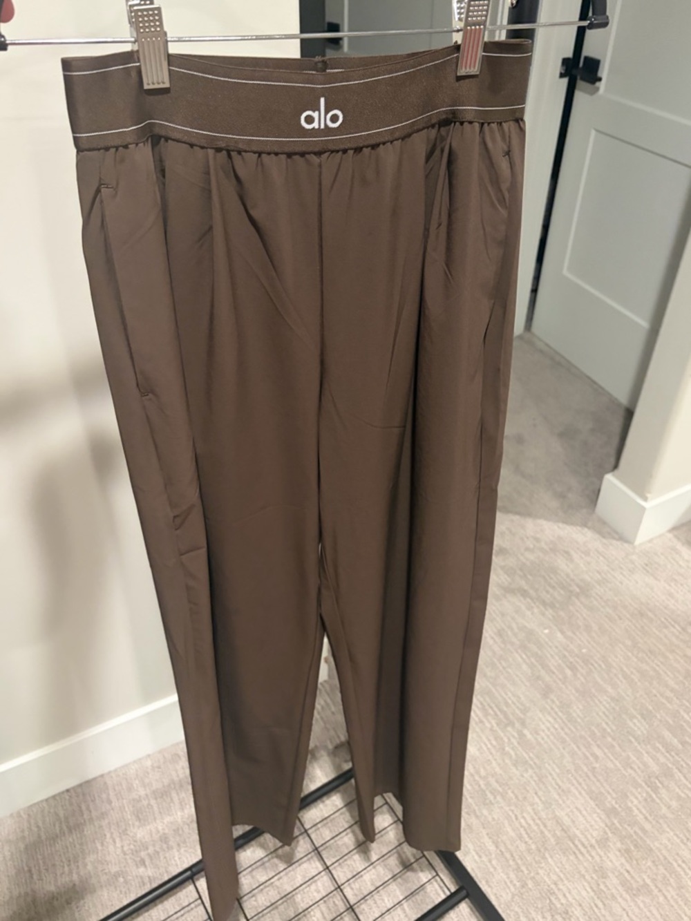 ALO Yoga Suit Up Trouser in Espresso